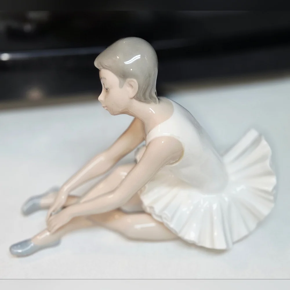 Lladro Nao Ballerina Figurine - Picture 2 of 6
